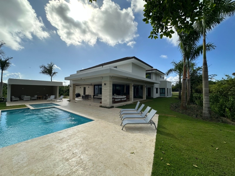 Impresionante y moderna villa casa en Cap Cana, Punta Cana, República Dominicana en venta con piscina, con 6 amplias habitaciones, y a minutos de playas, campos de golf, marina, restaurantes y mucho más (10)