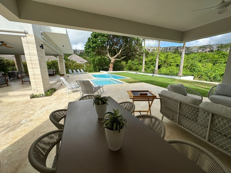 Impresionante y moderna villa casa en Cap Cana, Punta Cana, República Dominicana en venta con piscina, con 6 amplias habitaciones, y a minutos de playas, campos de golf, marina, restaurantes y mucho más (11)