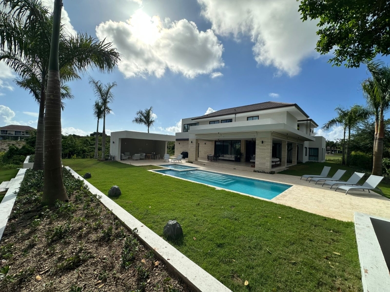 Impresionante y moderna villa casa en Cap Cana, Punta Cana, República Dominicana en venta con piscina, con 6 amplias habitaciones, y a minutos de playas, campos de golf, marina, restaurantes y mucho más (8)