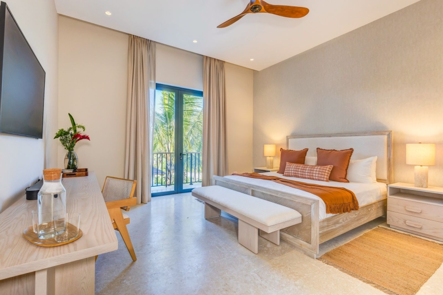 Villa casa de lujo en venta en Los Corales, Punta Cana Resort, República Dominicana con vista al campo de golf acceso (10)