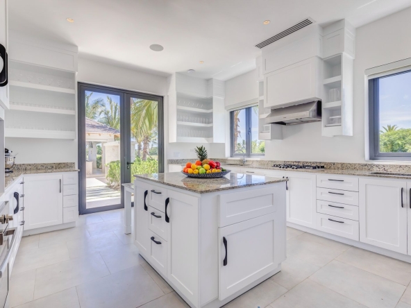 Villa casa de lujo en venta en Los Corales, Punta Cana Resort, República Dominicana con vista al campo de golf acceso (12)