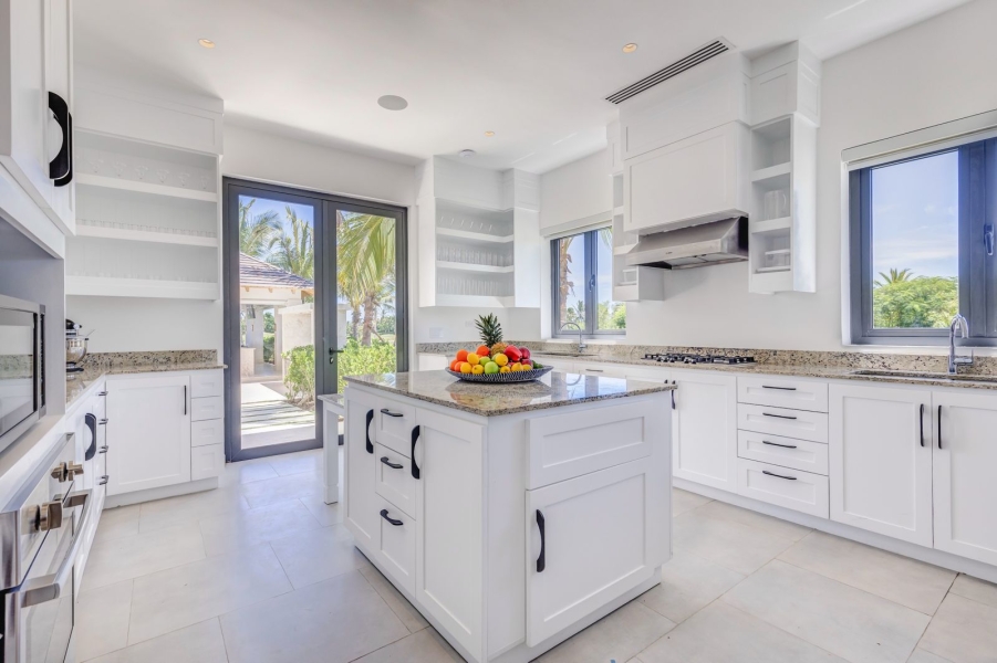 Villa casa de lujo en venta en Los Corales, Punta Cana Resort, República Dominicana con vista al campo de golf acceso (12)
