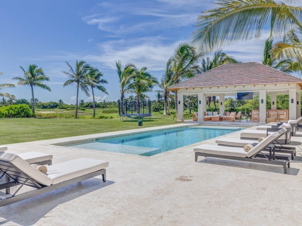 Villa casa de lujo en venta en Los Corales, Punta Cana Resort, República Dominicana con vista al campo de golf acceso (13)