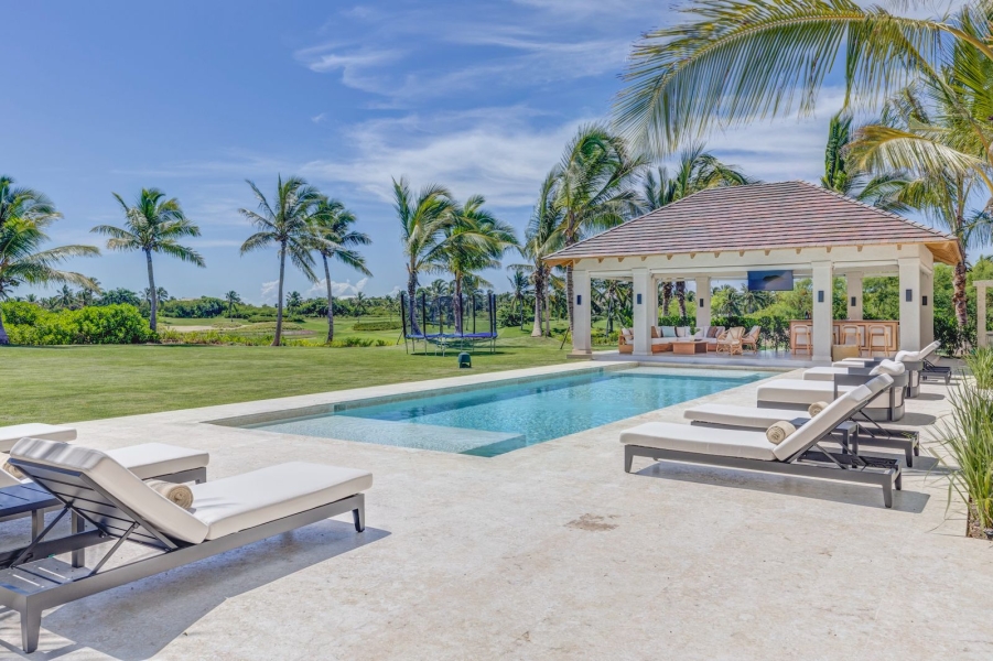 Villa casa de lujo en venta en Los Corales, Punta Cana Resort, República Dominicana con vista al campo de golf acceso (13)