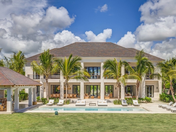 Villa casa de lujo en venta en Los Corales, Punta Cana Resort, República Dominicana con vista al campo de golf acceso (2)