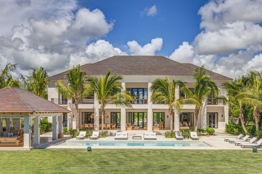 Villa casa de lujo en venta en Los Corales, Punta Cana Resort, República Dominicana con vista al campo de golf acceso (2)
