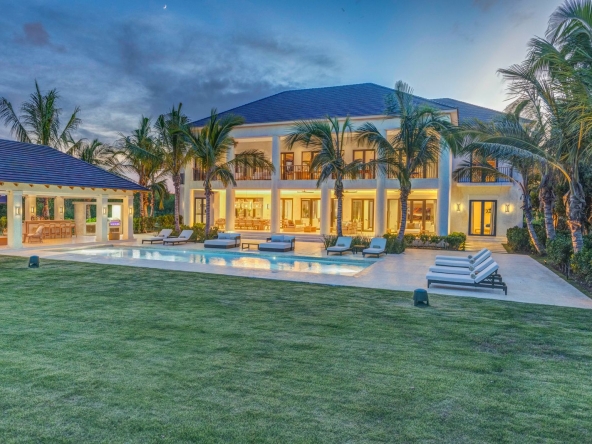 Villa casa de lujo en venta en Los Corales, Punta Cana Resort, República Dominicana con vista al campo de golf acceso (4)