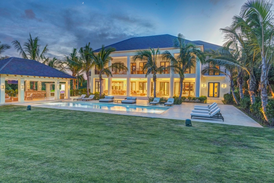 Villa casa de lujo en venta en Los Corales, Punta Cana Resort, República Dominicana con vista al campo de golf acceso (4)