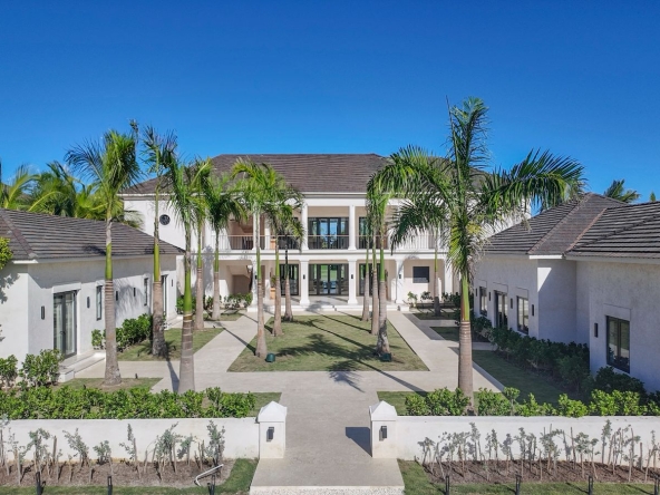 Villa casa de lujo en venta en Los Corales, Punta Cana Resort, República Dominicana con vista al campo de golf acceso (5)