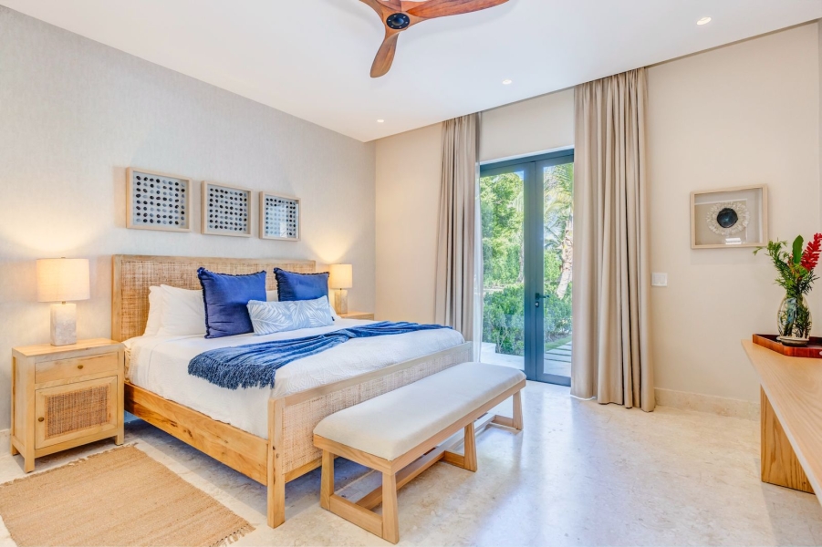 Villa casa de lujo en venta en Los Corales, Punta Cana Resort, República Dominicana con vista al campo de golf acceso (7)
