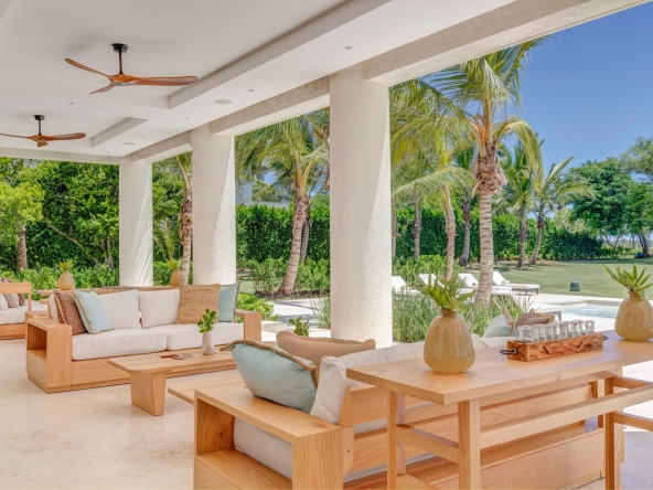 Villa casa de lujo en venta en Los Corales, Punta Cana Resort, República Dominicana con vista al campo de golf acceso (8)