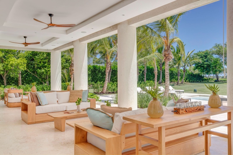 Villa casa de lujo en venta en Los Corales, Punta Cana Resort, República Dominicana con vista al campo de golf acceso (8)