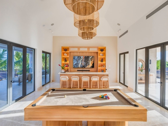 Villa casa de lujo en venta en Los Corales, Punta Cana Resort, República Dominicana con vista al campo de golf acceso (9)