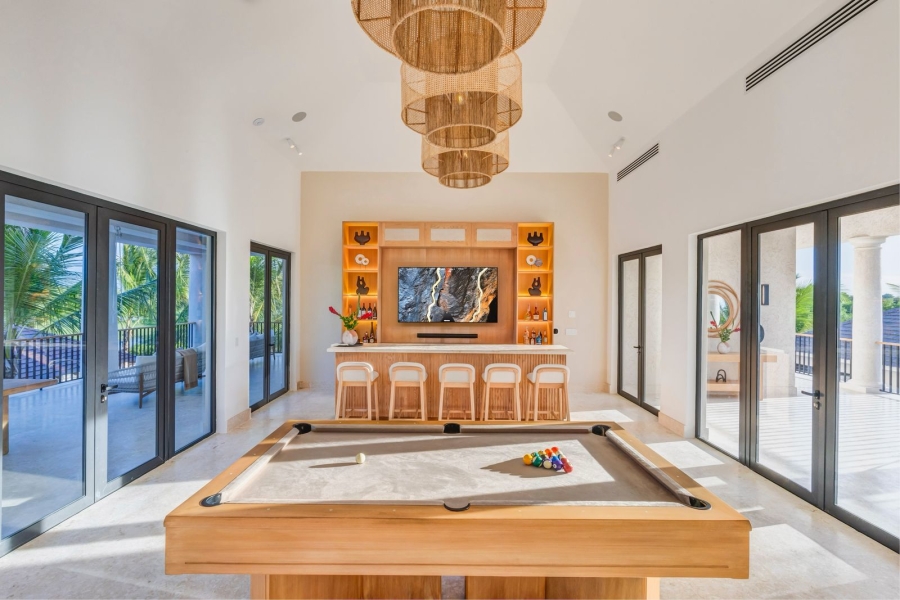 Villa casa de lujo en venta en Los Corales, Punta Cana Resort, República Dominicana con vista al campo de golf acceso (9)